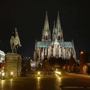 50 Qm Zentral In Domnaehe Köln